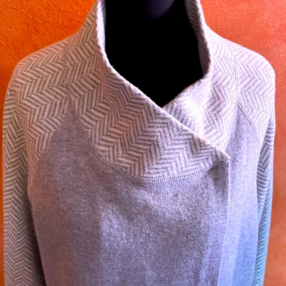 Max studio large sweater. Wear open or wrapped.